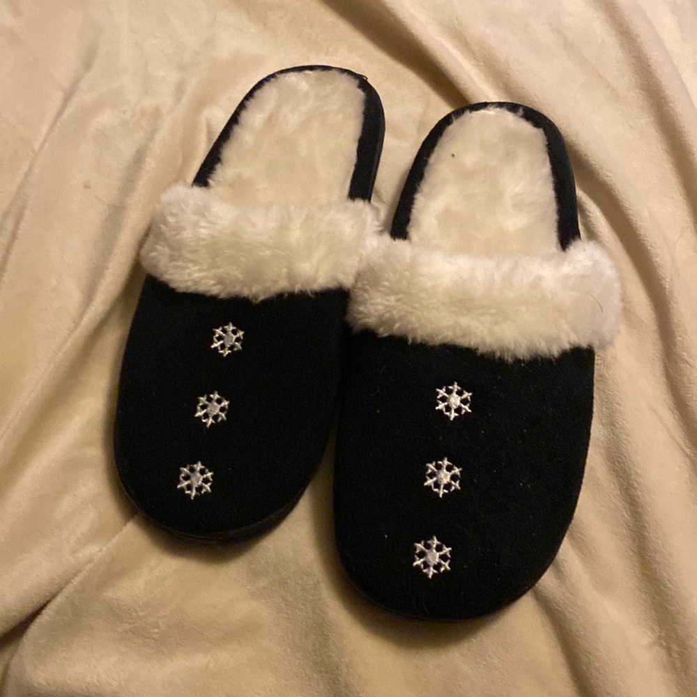 Suede look with fur padded insole slippers size small black and crème snowflake